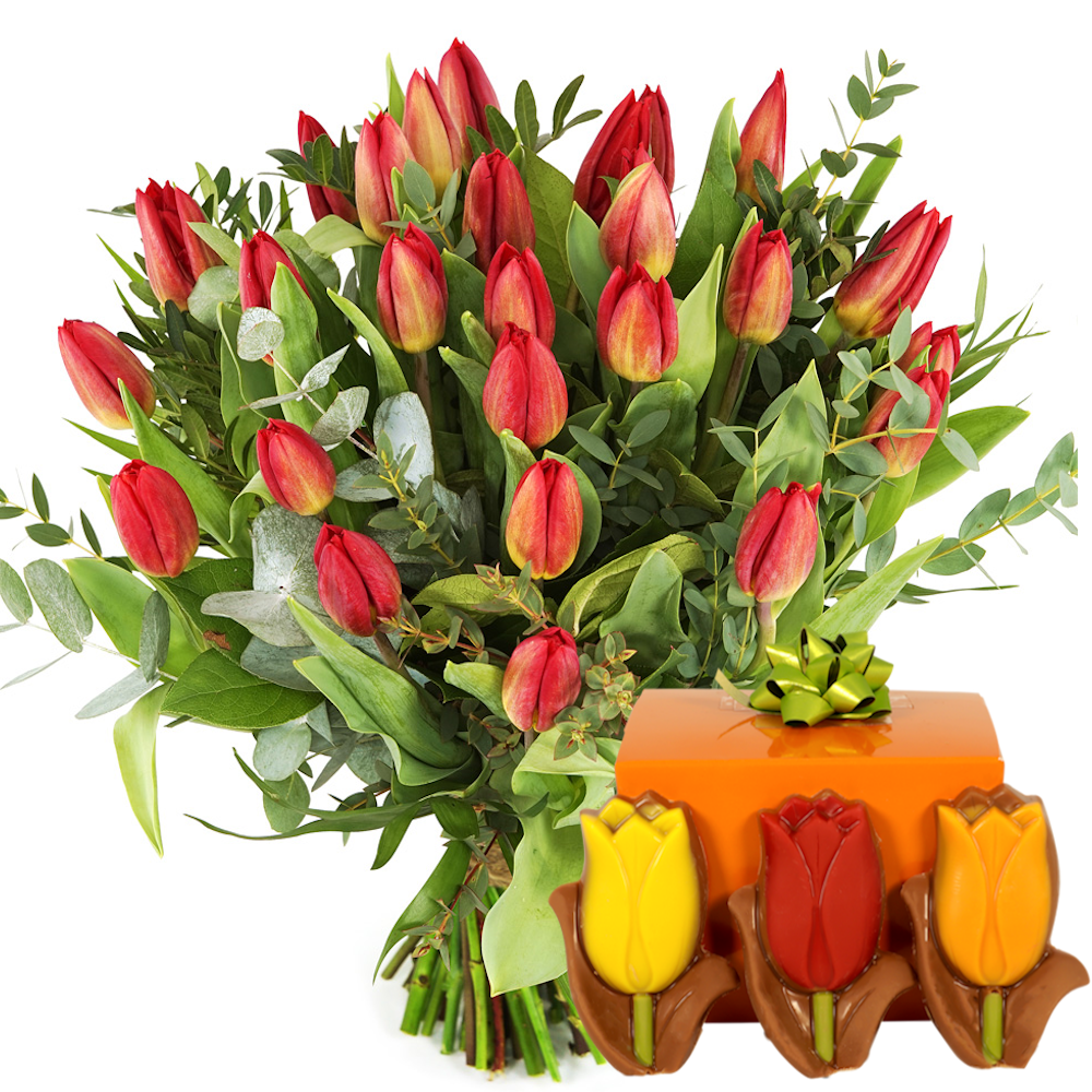 Boeket rode tulpen + 140 gram hartjes chocolade